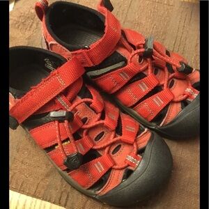 KEEN Youth Red Sandals Shoes 1 Waterproof Hiking Closed Toe Back Washable